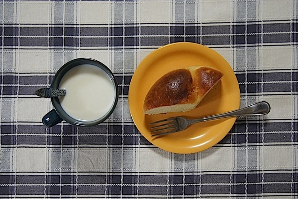 Лежишь дома под одеялом, пьешь молоко с бисквитиком... Красота? На самом деле для здоровья - вовсе нет. Фото: pixabay.com