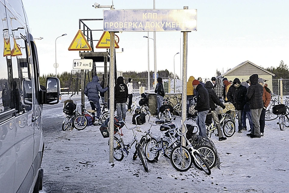Велосипеды, купленные мигрантами у таксистов, ждет печальная судьба. Они нужны только для переезда через автомобильный КПП. В Норвегии их пустят под пресс, как не соответствующие требованиям.