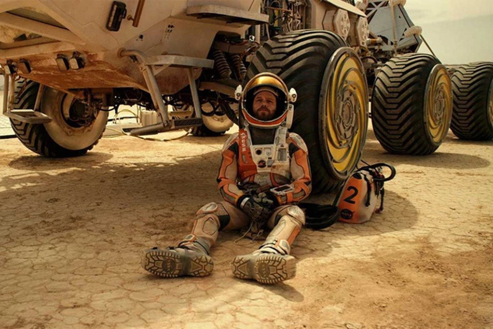 В фильме «Марсианин» речь об астронавте Марке Уотни, участнике экспедиции на Марс, которого сочли погибшим и оставили на планете совершенно одного.