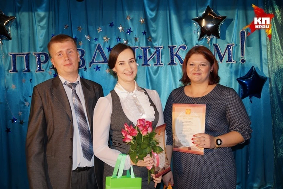 Анастасия Сидорова (в центре) стала лучшим педагогом в этом году