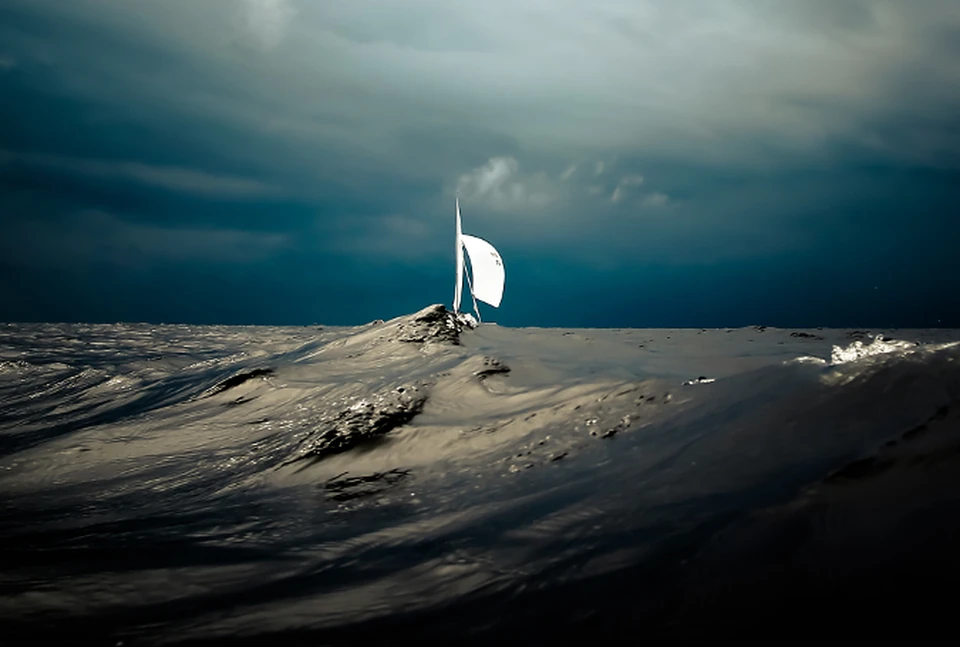 Тот самый кадр с яхтой "Дракон" перед дождем, о котором рассказывает Елена Разина.