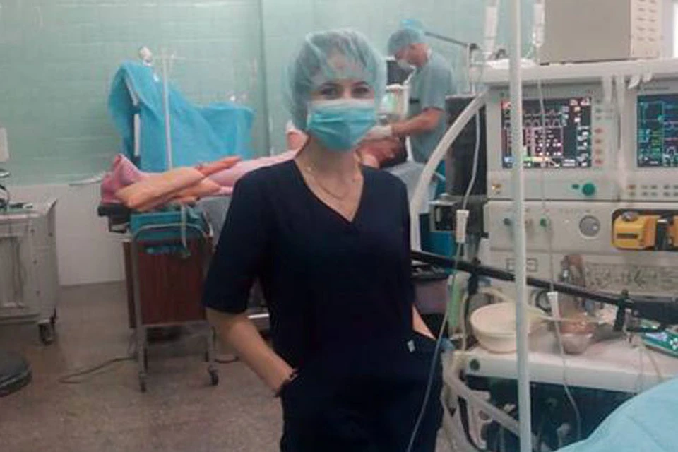 Студентка Медуниверситета решила сделать селфи на фоне пациента, которого как раз реанимируют врачи.