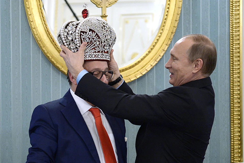 Если бы вы мне что-то скромнее подарили, то я бы себе оставил, - покачал головой Путин