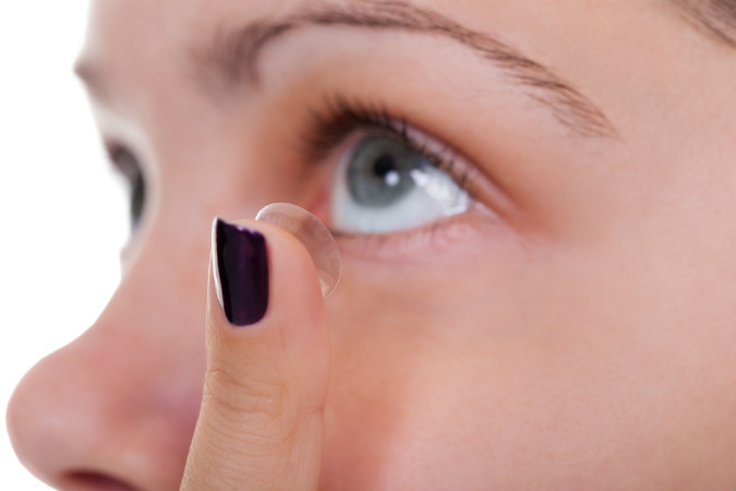 Ношение контактных линз создает свои мифы