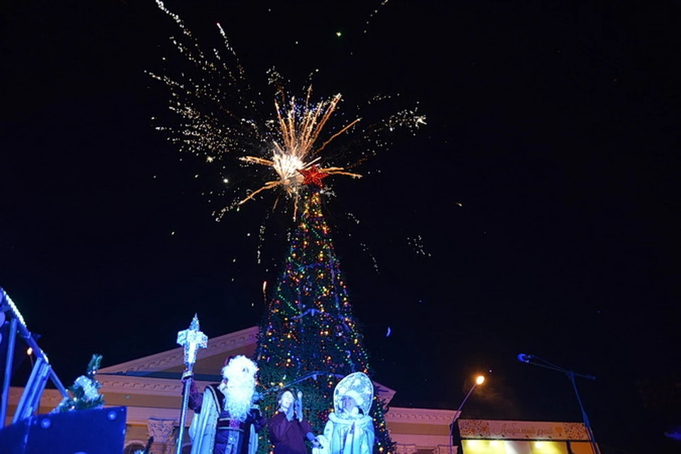 В Ставрополе зажгли новогоднюю елку