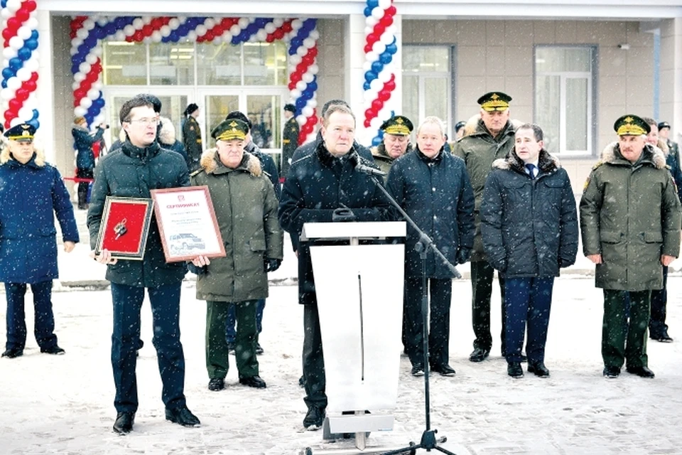 Анатолий Москаленко вручил суворовцам подарки от компании «ЛУКОЙЛ»: UAZ PATRIOT и набор барабанов.