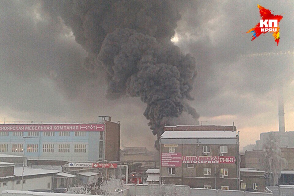 Сообщение на пульт пожарной охраны поступило в 16:15. Горел склад с красками и лаками. Фото: Елена Алякринская