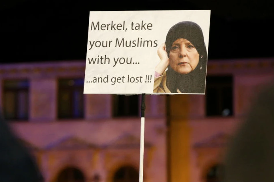Один из плакатов на митинге против действующей миграционной политики в Лейпциге.