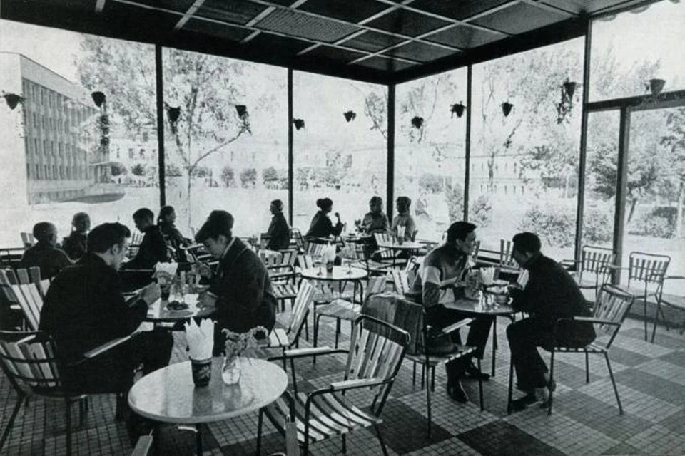 Такие построенные по типовым проектам кафетерии в СССР называли просто "стекляшками".
