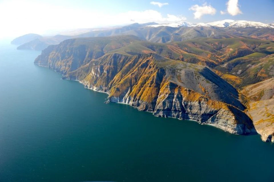 Какой хребет тянется вдоль побережья охотского моря. Охотское (Крым). Охотское море рекреационный район. Рекреационные ресурсы Охотского моря. Шантарские острова флаг.