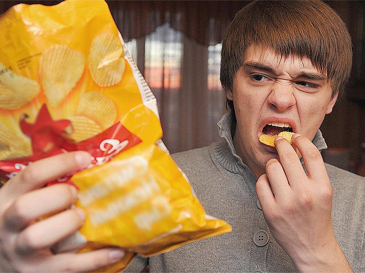 Худшие чипсы. Чипсы. Человек с пачкой чипсов. Открытая пачка чипсов. Ест чипсы.