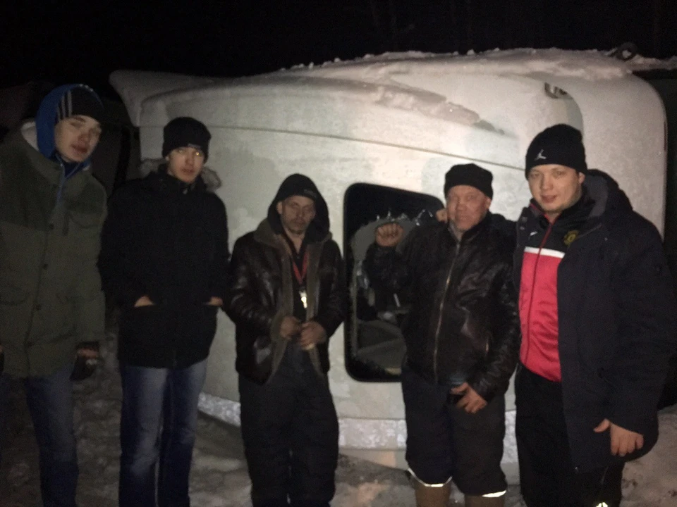 Замерзающим на трассе под Иркутском дальнобойщикам (в центре) помогали, чем могли, мимо проезжающие автомобилисты