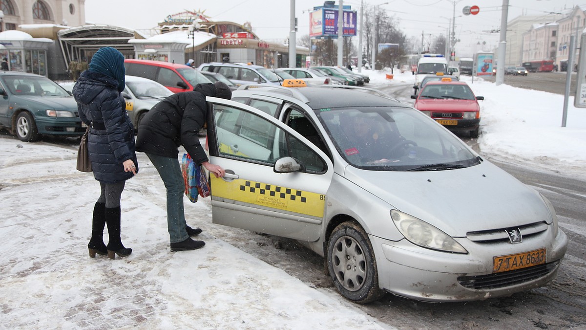 Водитель такси спас человека, которого кто-то выбросил на проезжую часть» -  KP.RU