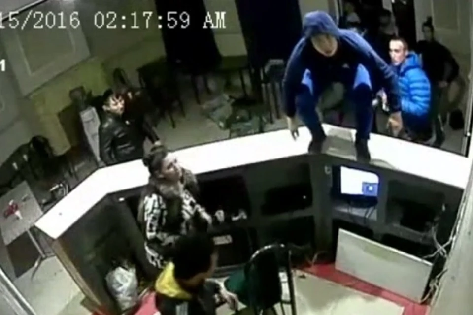 Погромщики в офисе букмекеров. Фото: МВД Ставрополья.