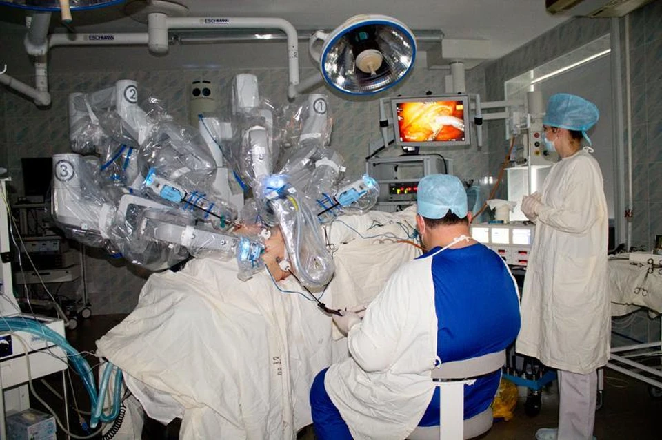 Раньше для выполнения подобной операции хирург делал широкий разрез брюшной полости, что очень осложняло восстановление больных. Фото: kkod.ru