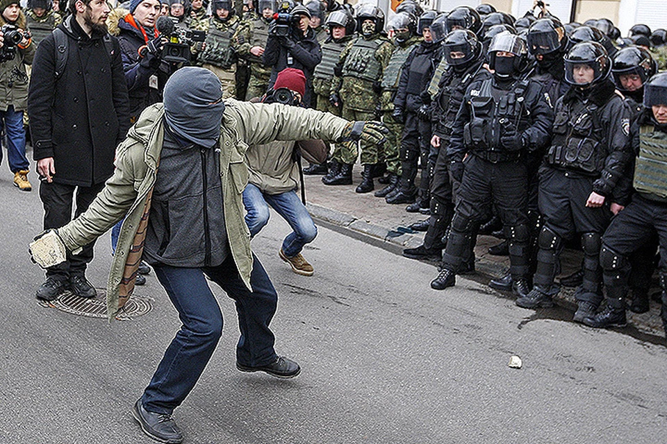 В годовщину Майдана в Киеве разгромили офисы российских банков. Фото Zuma/ТАСС