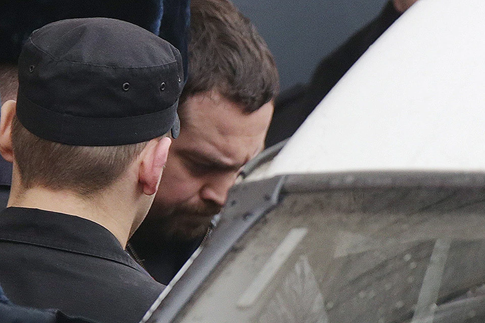 Основатель автопроекта "Смотра. ру" Эрик Китуашвили (в центре на втором плане), обвиняемый в мошенничестве и покушении на президента Ингушетии, во время ареста у здания Тверского суда.  Фото: Артем Геодакян/ТАСС