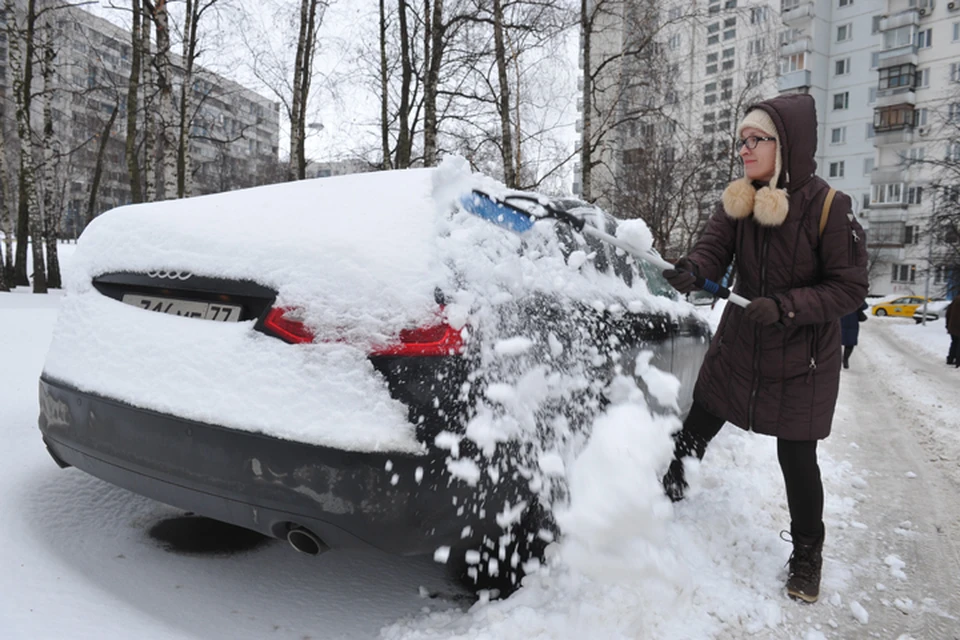 Снег на крыше машины. Машина с сугробом на крыше. Сугроб на крыше автомобиль. Машина с шапкой снега.