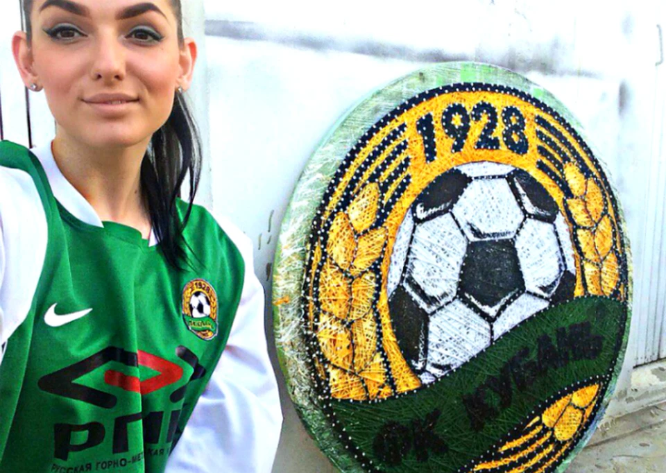 Девушка планирует подарить логотип музею футбольного клуба. Фото: из личного архива героя публикации