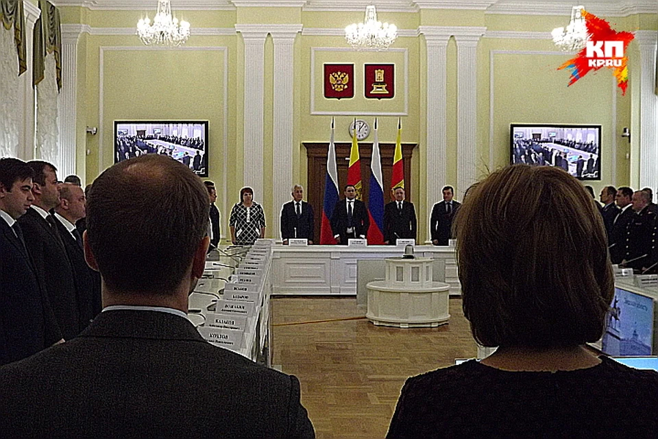Перед началом церемонии играл Гимн России.