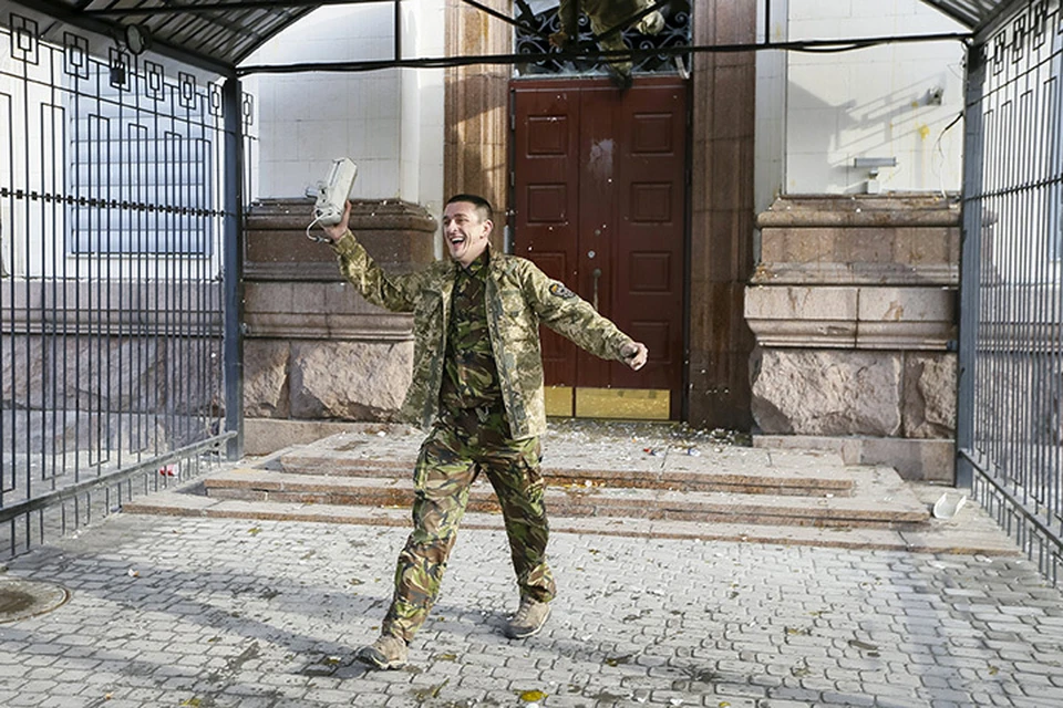 6 марта 2016 года, один из погромщиков радуется отломанной камере у здания российского посольства в Киеве.