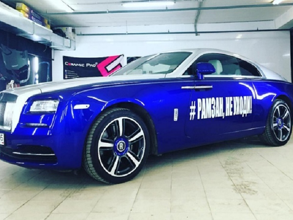 В Петербурге на тротуаре припарковали Rolls Royce с надписью #Рамзаннеуходи  - KP.RU