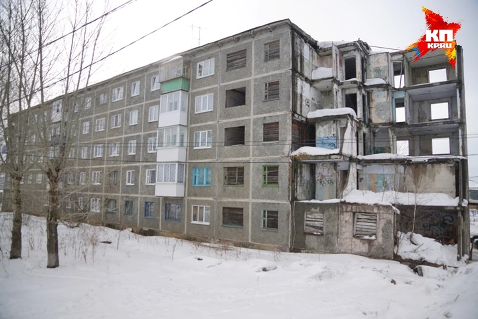 Жители пятиэтажки на улице Заводской, 14 в поселке Вересовка под Первоуральском и рады бы сбежать из своего жилища куда подальше, да некуда.