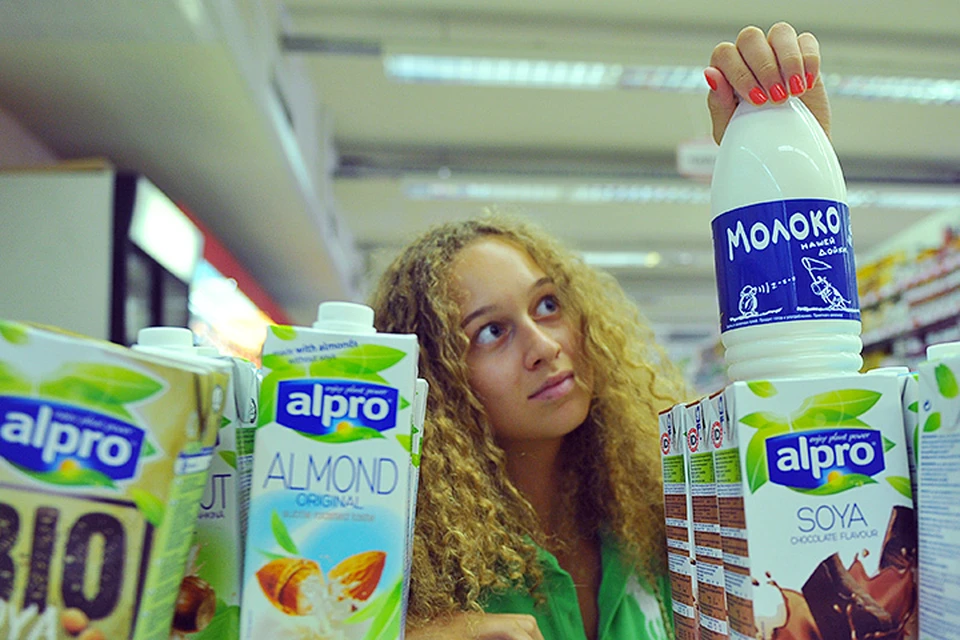 Производители молочных продуктов немало напугали общественность. Сразу после мартовских праздников они предупредили, что возможны перебои с поставками молока