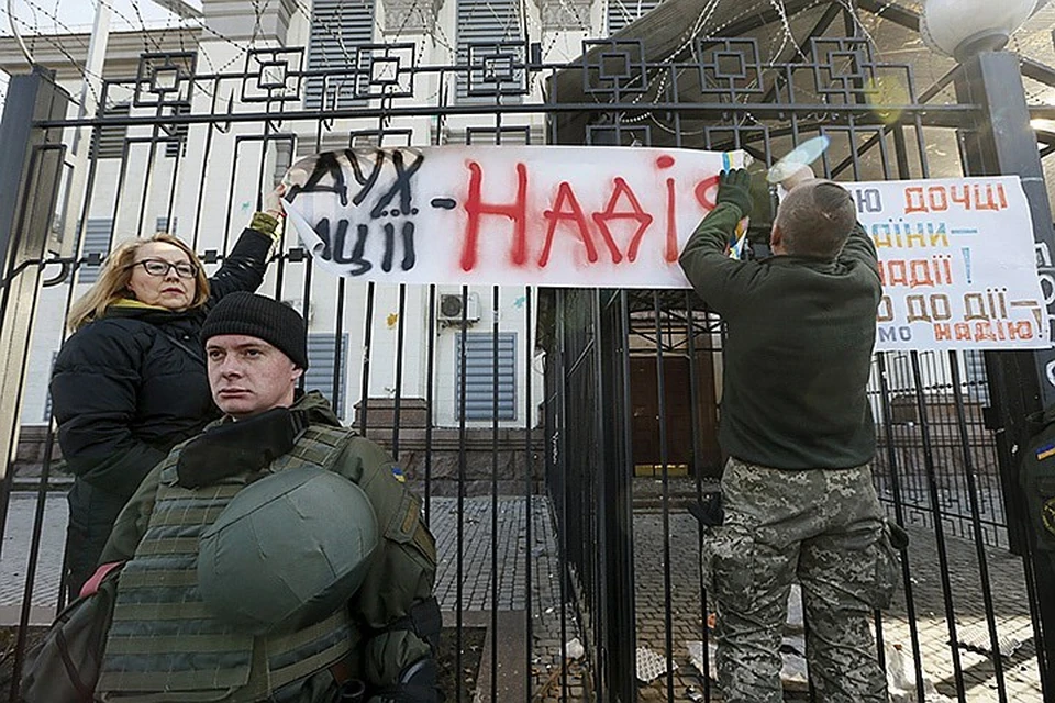 У зданий генконсульств РФ по всей Украине проходят протесты