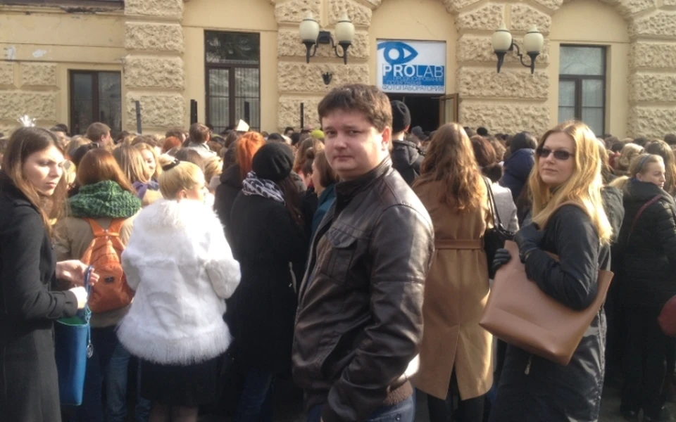 Сотни москвичей приехали на «Мосфильм», чтобы предложить Карену Георгиевичу свои услуги
