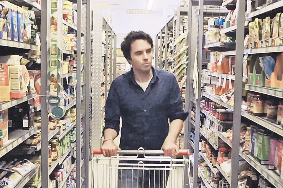 Деймон Гамо с трепетом озирается в супермаркете: он осознал, что в невинных с виду «здоровых» продуктах притаились тонны сладкого яда. Фото:  Кадр из фильма