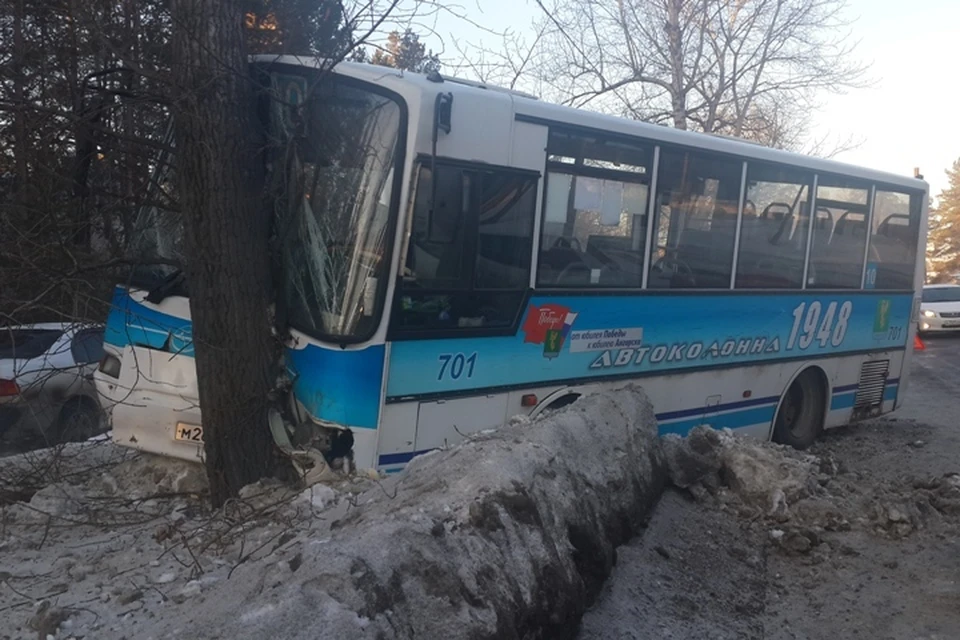 Автобус ангарск иркутск. Автобус въехал в дерево. Пассажиры Ангарской маршрутки. Ангарск 1948.