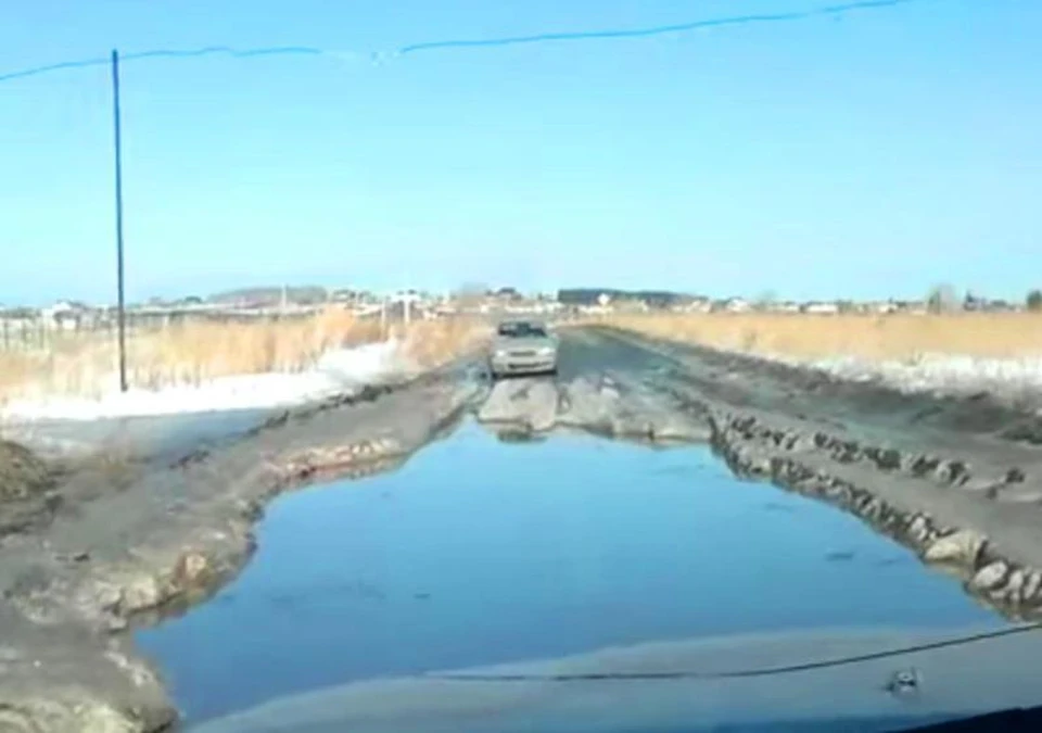 Вот такие дороги ведут в город из "элитных" поселков. Фото с видеорегистратора.