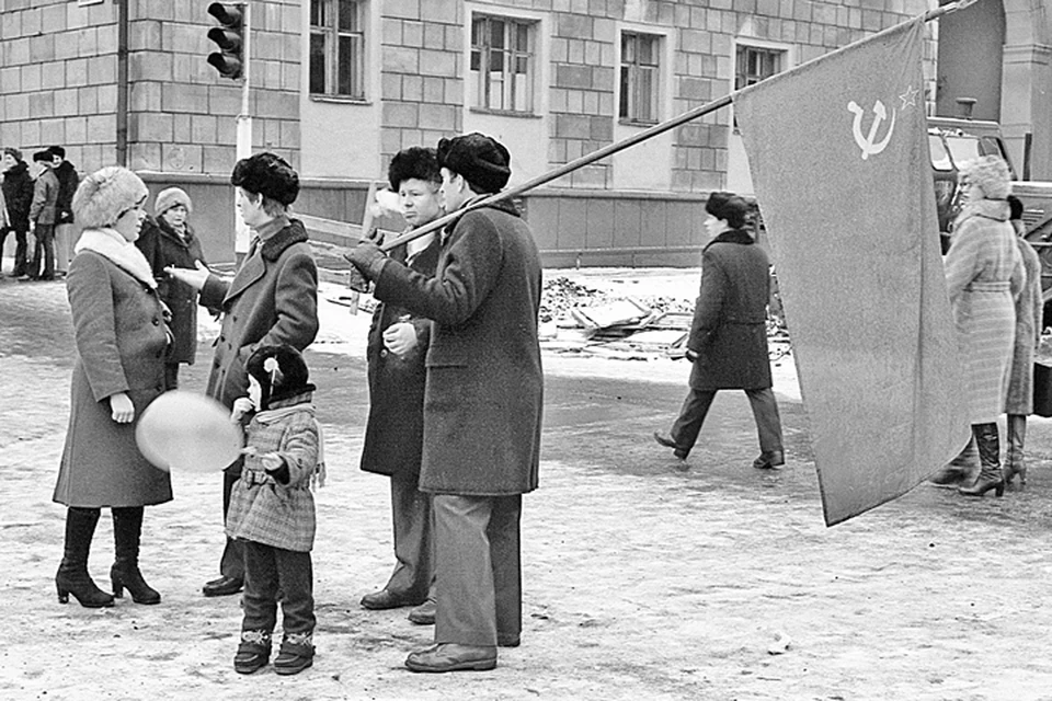 Голосуя за сохранение СССР, люди потом не могли понять - почему же его развалили? Фото: Владимир ВОРОБЬЕВ