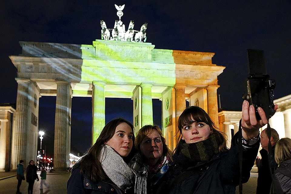 Бранденбургские ворота в Берлине подсвечены в цвета бельгийского триколора.