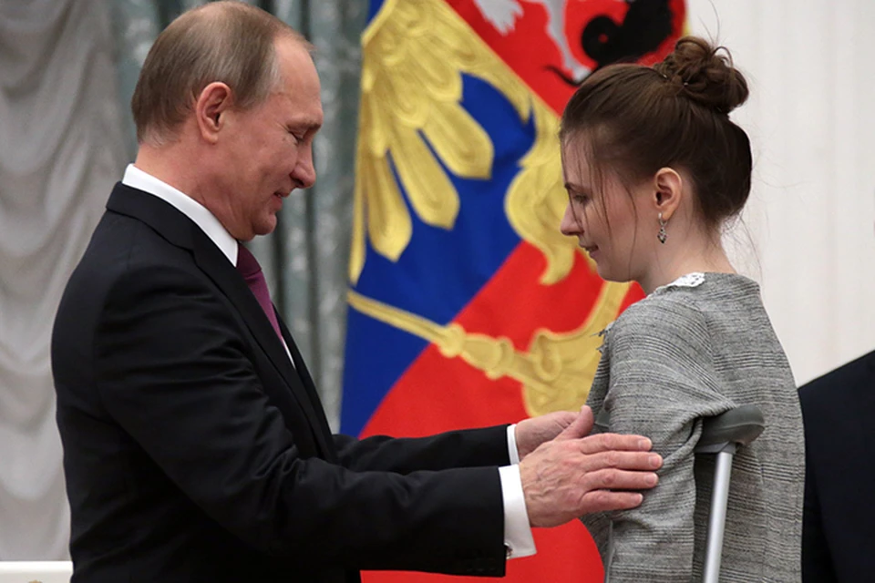 Художник Евгения Лоцманова вышла к президенту за наградой на костылях, чем взволновала абсолютно всех, включая самого Путина. Фото: Михаил Метцель/ТАСС