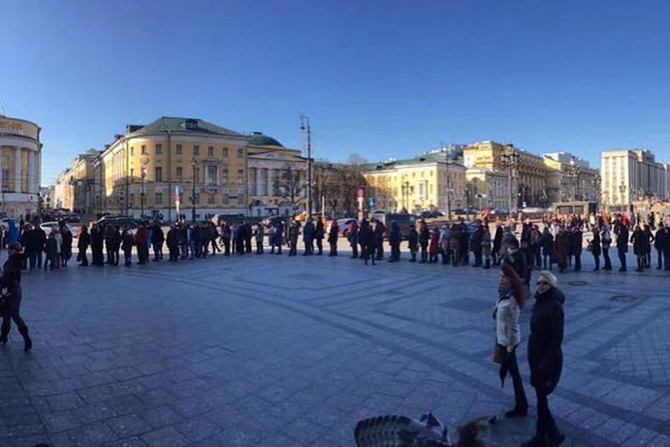 Ставшие в очередь стремятся попасть на встречи с мастерами из мира живописи, музыки, литературы и киноиндустрии Фото: www.facebook.com/mosdepkultura