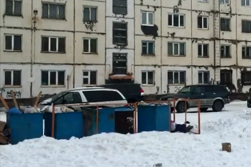 Женщина утром увезла тело ребенка в другой район города и оставила возле мусорного бака