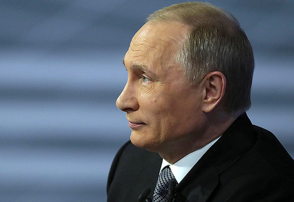Президент РФ Владимир Путин во время передачи "Прямая линия" 14 апреля 2016 г.