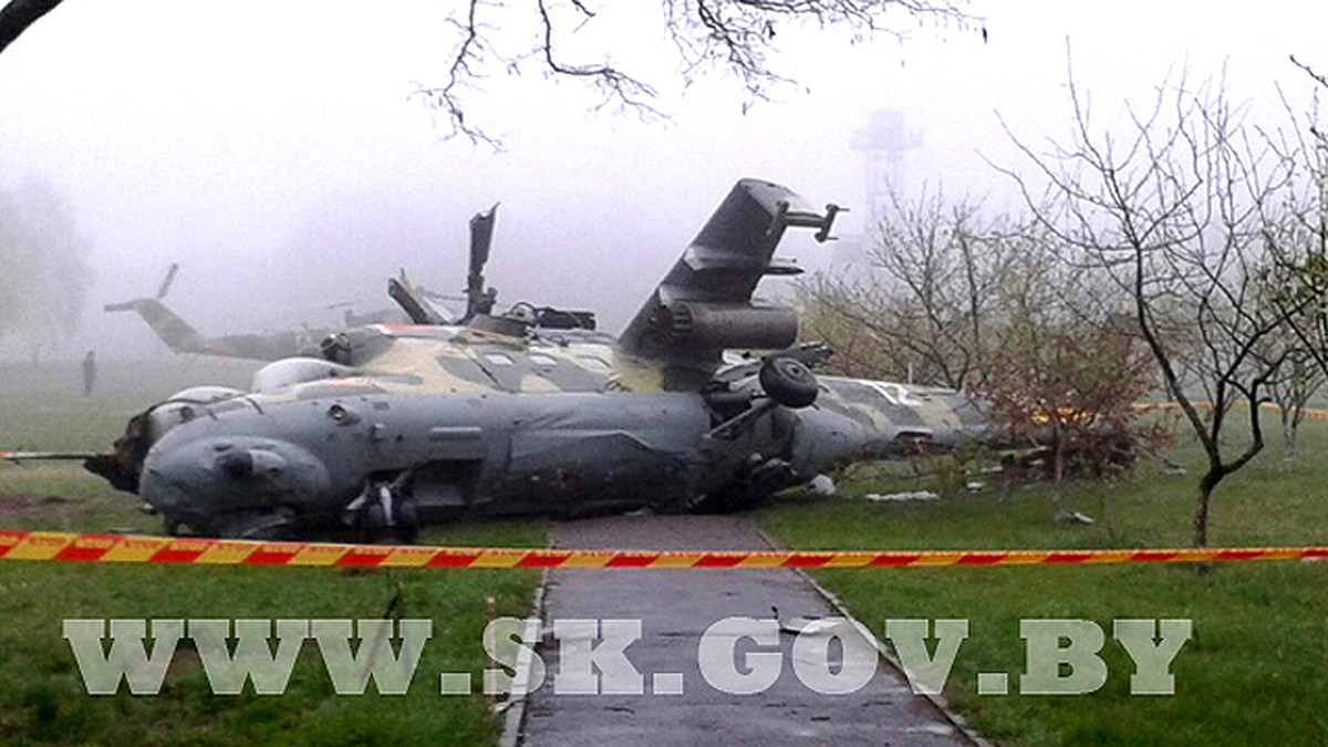 Ми-24 в Мозыре упал не на посадочную площадку, а на яблоневый сад военной  части? - KP.RU