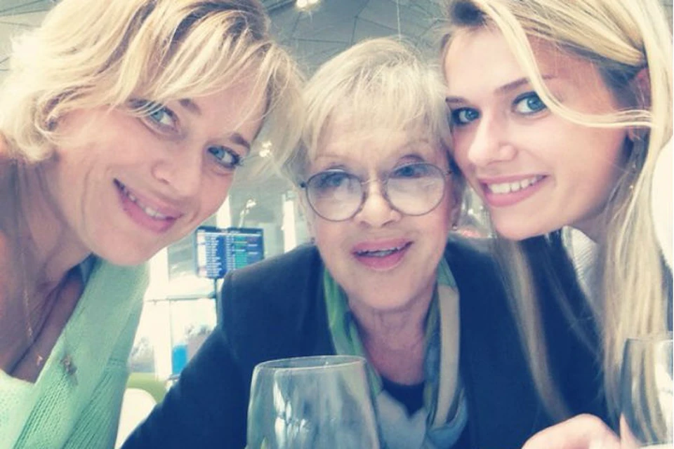 Аня Тарасова с мамой Варварой и бабушкой Алисой.