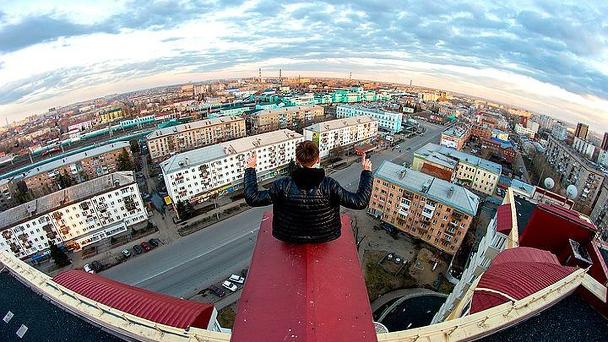 Омские руферы сняли ролик с крыши самого высокого здания в городе - KP.RU