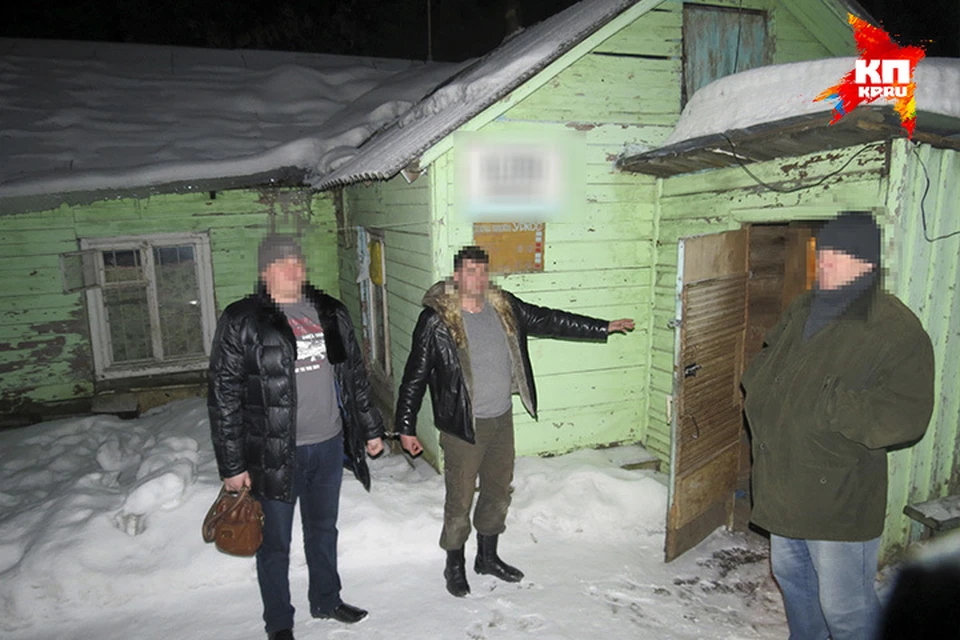 В это здание Алексей затащил девушку. Мужчина на фото в центре. Фото: СУ СК России по Удмуртии.