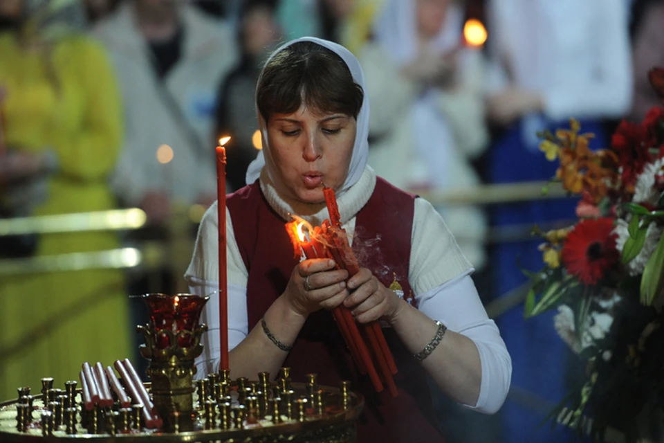 В ночь с субботы на воскресенье во всех православных храмах и церквях страны идут пасхальные службы