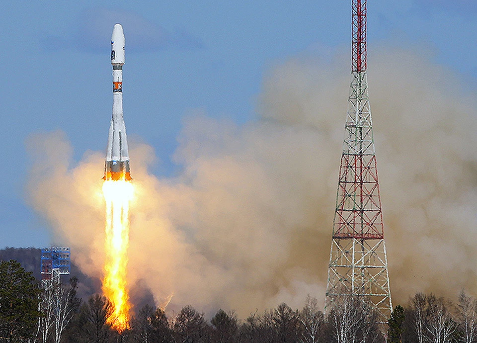 Ракета-носитель "Союз-2.1а" с российскими космическими аппаратами "Ломоносов", "Аист-2Д" и SamSat-218 во время запуска со стартового комплекса космодрома Восточный. Фото: Марина Лысцева/ТАСС