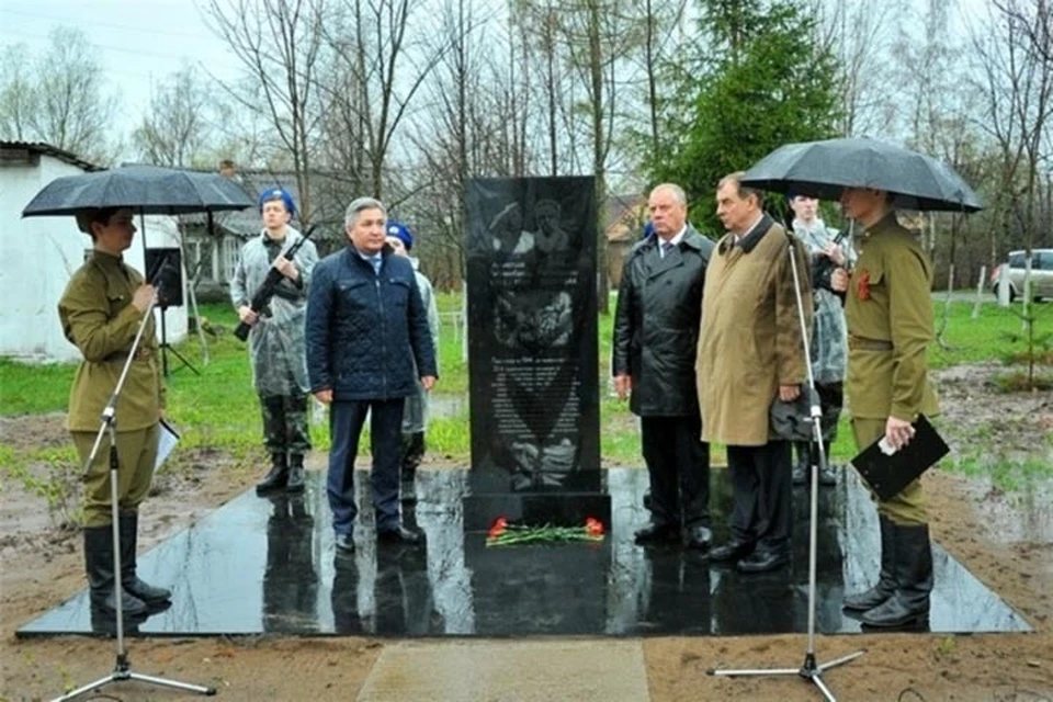 Монумент открыли в районном центре Поддорье 29 апреля.