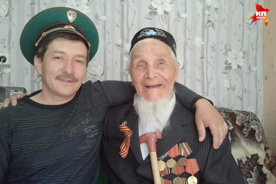 Шарифулла Бакунов с внуком Альбертом. Фото: из семейного архива героя.