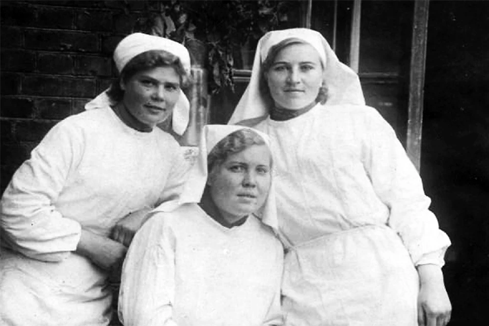 Полина Сулимова (на фото - справа) вместе с другими медсестрами. Фото: из личного архива семьи Сулимовых