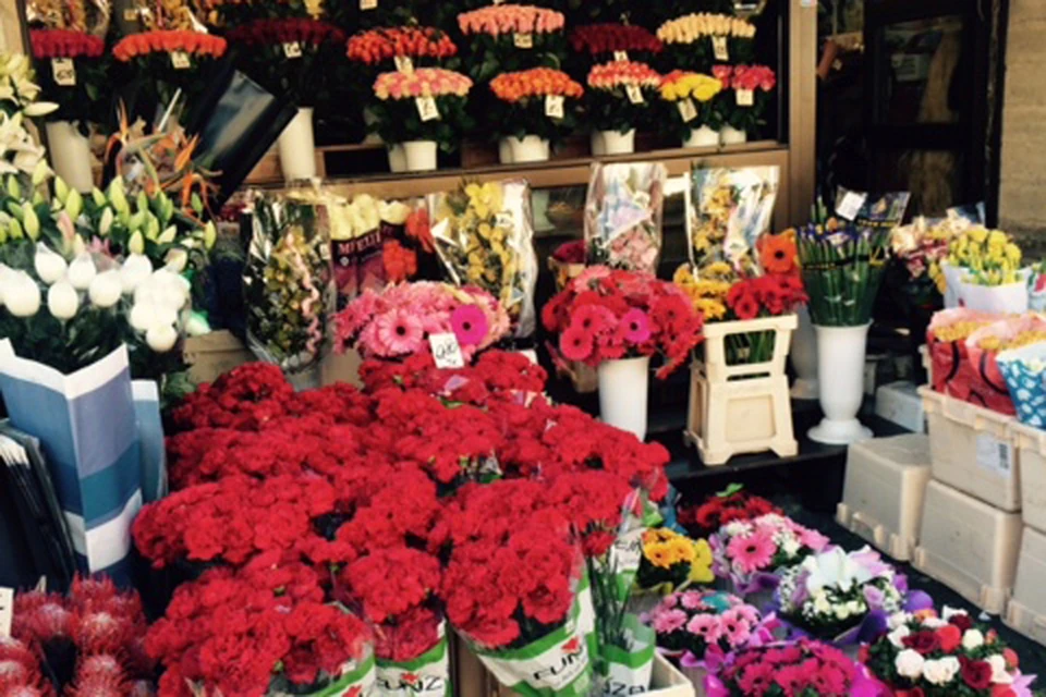Торговцы цветами услужливо выставили сегодня утром на передний фланг букеты красных гвоздик, понимая что их сегодня гарантированно скупят