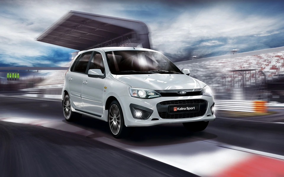 LADA Kalina Sport имеет другой обвес и "сидит" ниже.